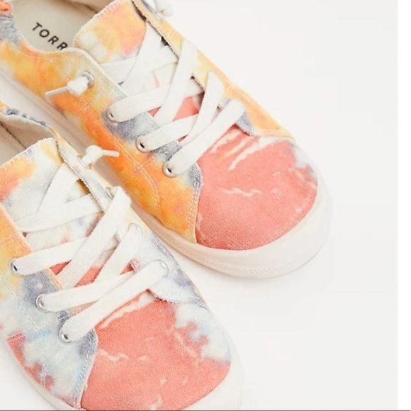 Torrid RILEY - MULTI TIE-DYE RUCHED SNEAKER (WW) - Picture 4 of 5